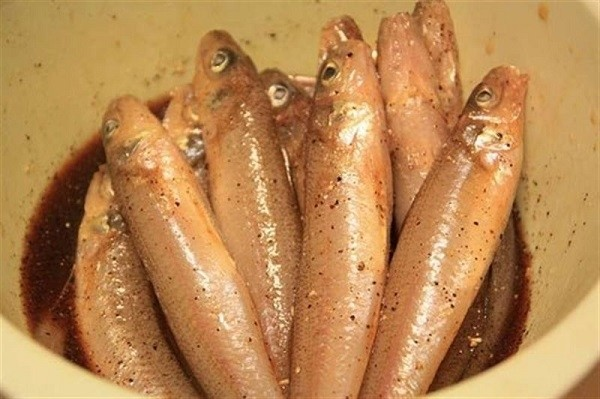 Sơ chế cá bống kho tộ trước khi nấu